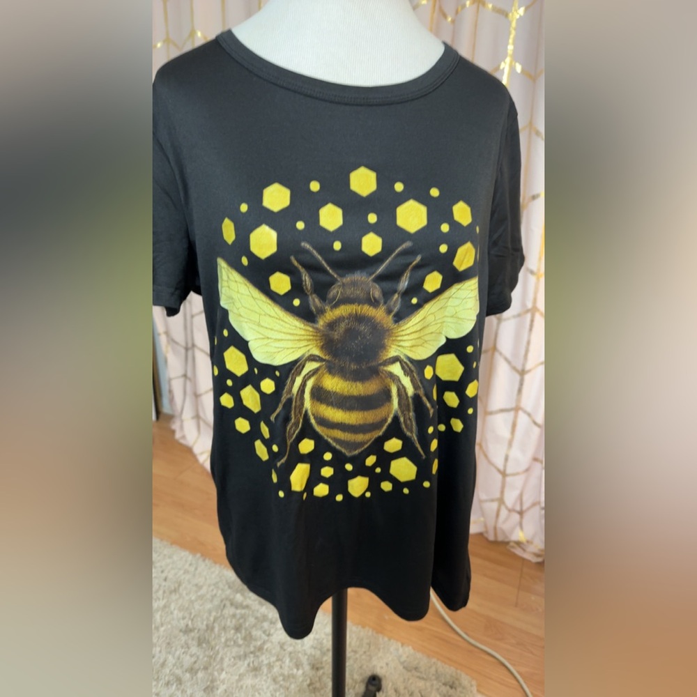 Bumble Bee Graphic Tee Size L